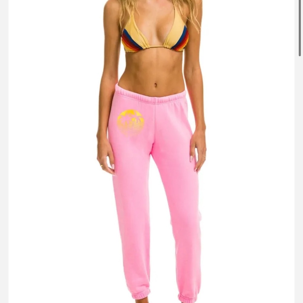 AVIATOR NATION
PALM TREE HAMPTONS 2023 SWEATPANTS - NEON PINK